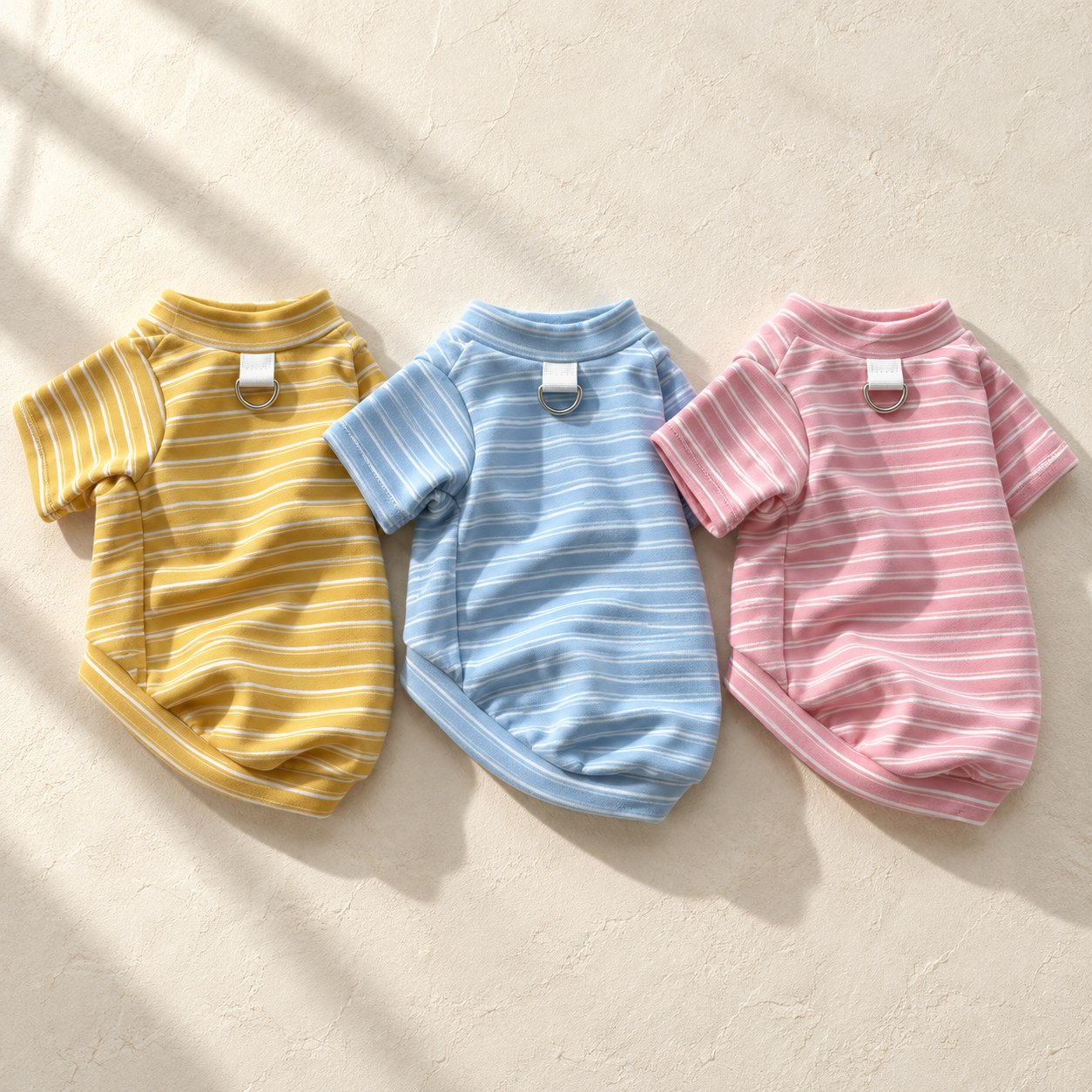 黄色、蓝色与粉色条纹衣服的平铺展示